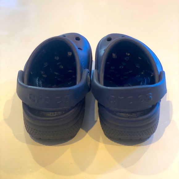 NWOT SZ 6 NAVY BLUE CROCS - Picture 3 of 3